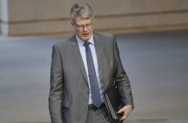 Schnieder sieht anhaltende Gefahr von Drohnen in Flughafennähe