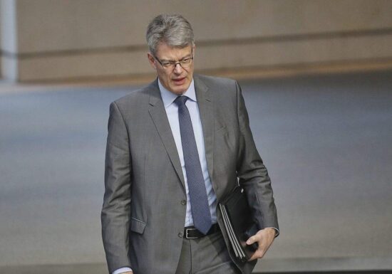 Schnieder sieht anhaltende Gefahr von Drohnen in Flughafennähe