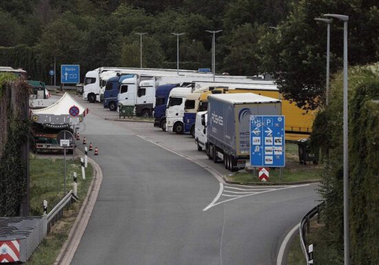 Zahl mautpflichtiger Lkws auf Autobahnen gesunken