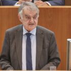 Reul drängt auf mehr Maßnahmen für Sicherheit im Fußball