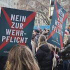 Junge Leute protestieren in vielen Städten gegen neuen Wehrdienst