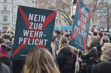 Junge Leute protestieren in vielen Städten gegen neuen Wehrdienst
