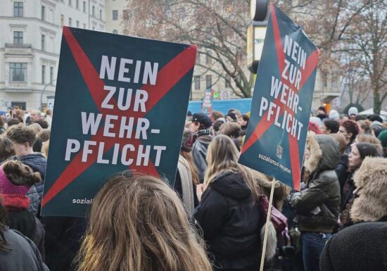 Junge Leute protestieren in vielen Städten gegen neuen Wehrdienst