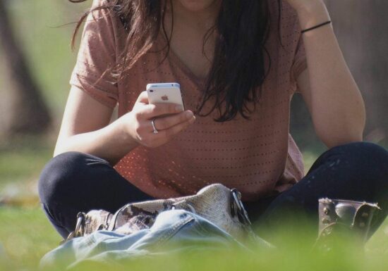 Betrügerisches App-Netzwerk bringt Geschädigte um Millionen