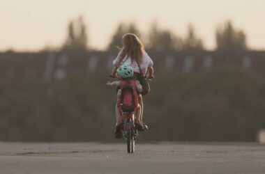 Studie: Finanzielle Sorgen belasten Eltern in Erziehungsrolle