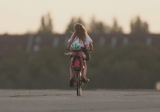 Studie: Finanzielle Sorgen belasten Eltern in Erziehungsrolle