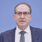 Dobrindt sieht sinkende Asylzahlen als Erfolg der neuen Regierung