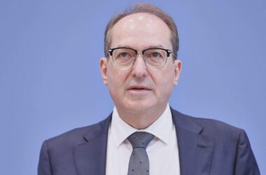 Dobrindt sieht sinkende Asylzahlen als Erfolg der neuen Regierung