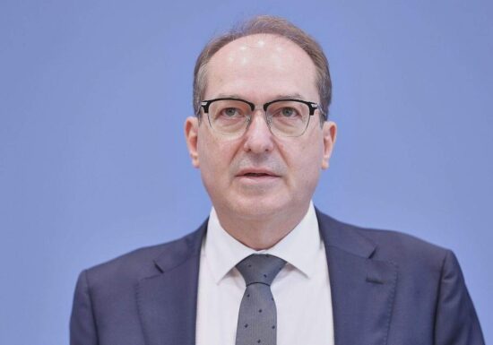 Dobrindt sieht sinkende Asylzahlen als Erfolg der neuen Regierung