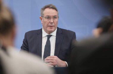 Schweitzer will Debatte über hohe Kosten durch hybride Bedrohungen