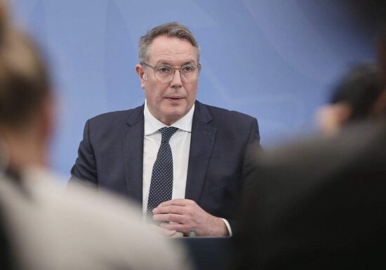 Schweitzer will Debatte über hohe Kosten durch hybride Bedrohungen