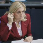 Große Krankenkassen erhöhen Zusatzbeiträge - Kritik an Regierung