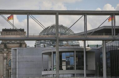 Vertrauen in den Staat sinkt weiter