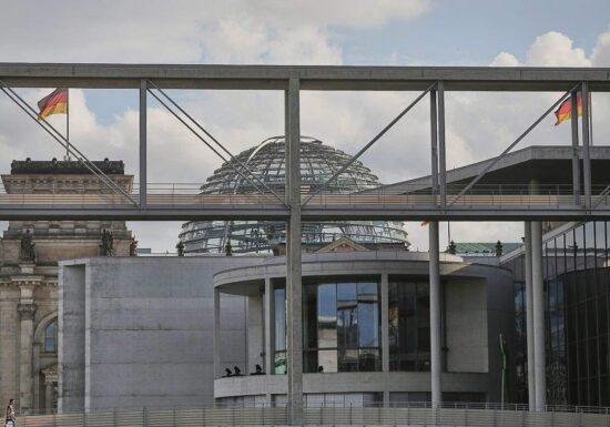 Vertrauen in den Staat sinkt weiter