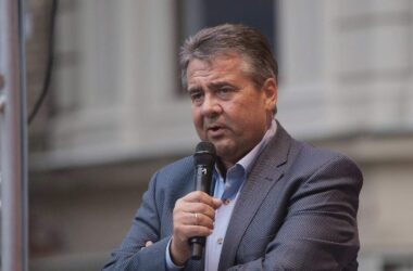 Ex-SPD-Chef Gabriel warnt vor Feiertagsdebatte
