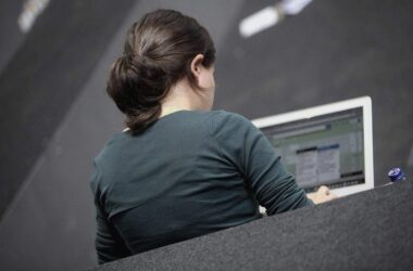 EU-Kommissarin kündigt harten Kurs gegenüber Tech-Konzernen an