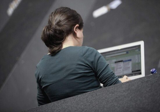 EU-Kommissarin kündigt harten Kurs gegenüber Tech-Konzernen an