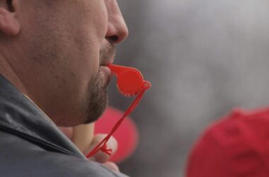 Beamtenbund verteidigt Lohnforderung und droht mit Warnstreiks