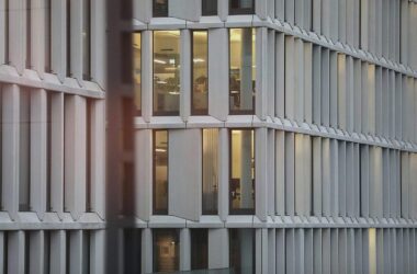 Viele junge Erwerbstätige für ihren Job überqualifiziert