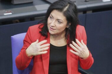 Grünen-Chef attackiert Wirtschaftsministerin als Fehlbesetzung