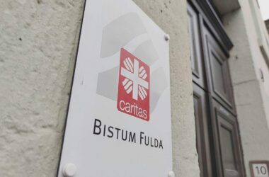 Caritas pocht auf höhere Bezahlung für Freiwilligendienste