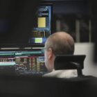 Dax startet leicht im Minus - 25.000er-Marke im Blick