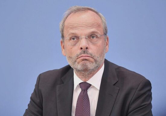 Klein bestürzt über Brandanschlag in Templin