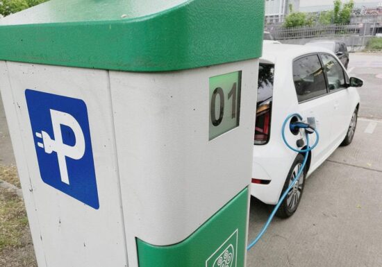 Elektroauto-Besitz hängt stark vom Haushaltseinkommen ab
