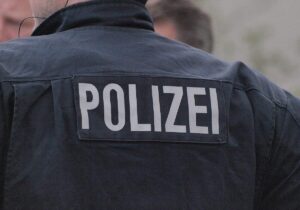 Polizei schießt auf Mann mit Armbrust in Oberbayern