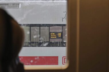 Bahnverkehr wegen Wintereinbruch heftig gestört
