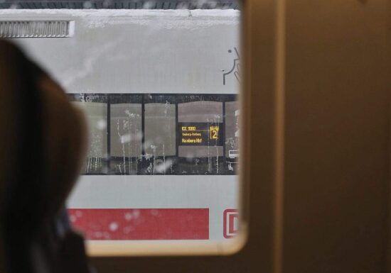 Bahnverkehr wegen Wintereinbruch heftig gestört