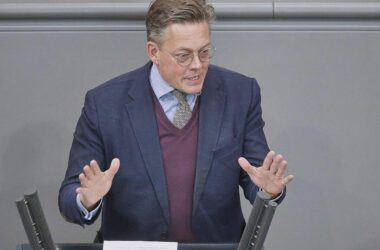 Grüne drängen nach Brandanschlag auf umfangreiche Ermittlungen