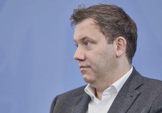 Klingbeil will mit Frankreich über Nuklearwaffen sprechen