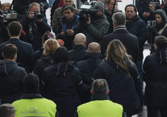 Bahnsicherheit: Dobrindt für harte Strafen - gegen mehr Personal