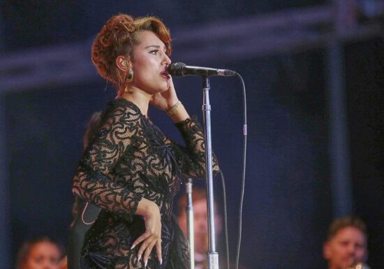 Fünf Frauen besetzen Top-5 der Single-Charts