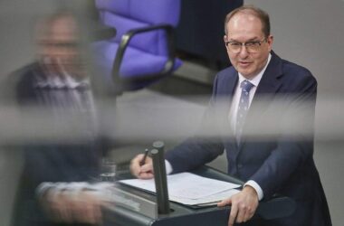 Dobrindt will neue Befugnisse für Verfassungsschutz