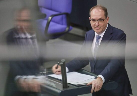 Dobrindt will neue Befugnisse für Verfassungsschutz