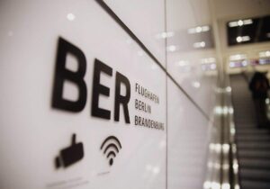 Blitzeis legt Betrieb am Flughafen BER weiter lahm