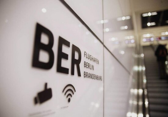 Blitzeis legt Betrieb am Flughafen BER weiter lahm