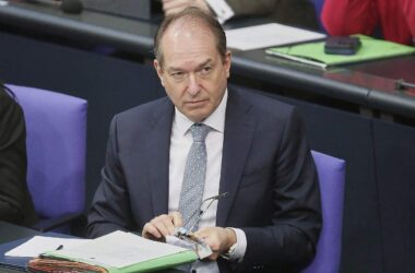 Dobrindt hält nach Gerichtsbeschluss an Beobachtung der AfD fest