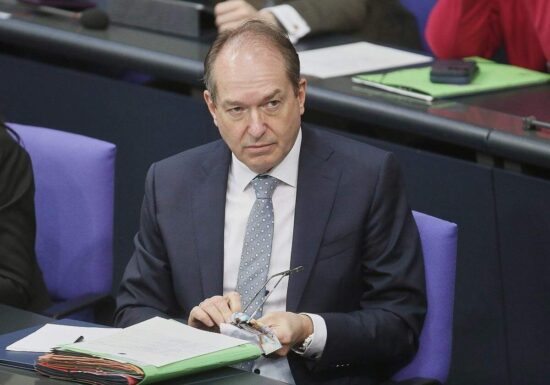 Dobrindt hält nach Gerichtsbeschluss an Beobachtung der AfD fest