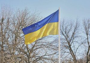 Solidaritäts-Flaggen für Ukraine schon am 23. Februar