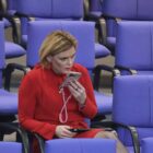 Klöckner gegen Handy-Verbot und Kleiderordnung im Bundestag