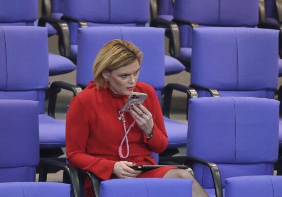 Klöckner gegen Handy-Verbot und Kleiderordnung im Bundestag