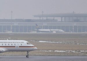 Flughafen BER stellt wegen Blitzeis erneut Betrieb ein