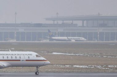 Flughafen BER stellt wegen Blitzeis erneut Betrieb ein