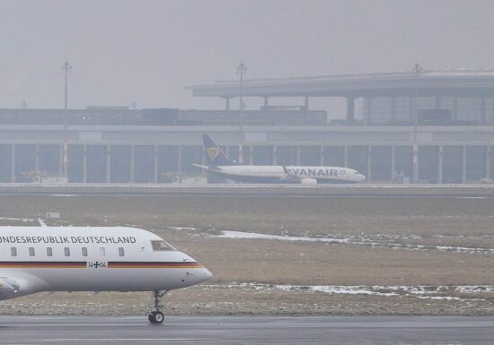Flughafen BER stellt wegen Blitzeis erneut Betrieb ein