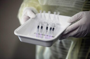 EU-Behörde empfiehlt Kombi-Impfstoff gegen Grippe und Corona