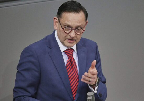 Bericht: AfD-Vize will zu "Remigrations-Gipfel" mit Sellner reisen