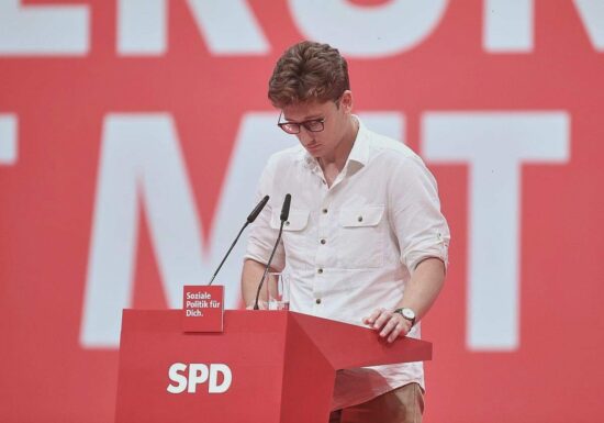 Juso-Chef hält Social-Media-Verbot für nicht durchsetzbar